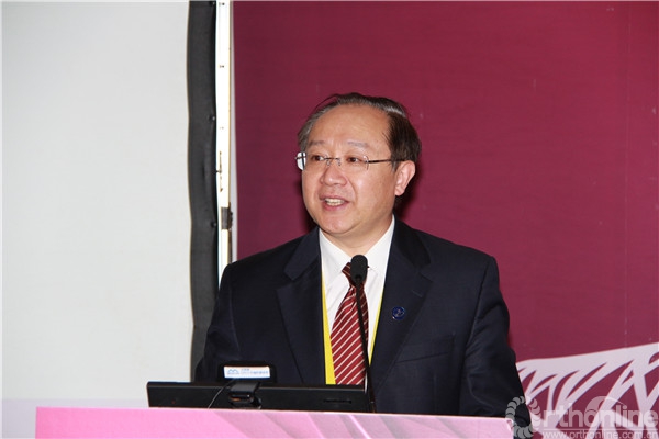 罗卓荆教授主持开幕式.jpg